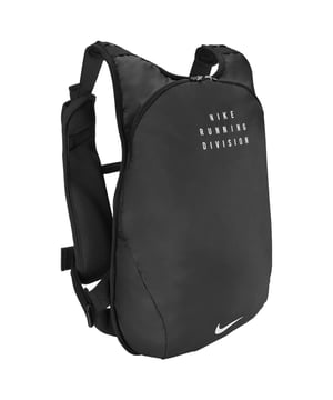 Voering: 100% polyester. Buitenmaterialen: 95% Polyester, 5% Nylon. Hoogte: 47cm. Breedte: 30cm. Lengte: 10cm. Capaciteit: 15L. Zakken: 1 zak voor mobiele telefoon, waterdicht. Vakken: 1 hoofdvak, met rits. Verstelbare schouderriem, verstelbare borstriem, gewatteerd rugpaneel, reflecterend detail. Ontwerp: Swoosh, Tekst.