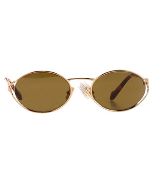 VINTAGE, RRP AS NEW
A sleek fusion of retro glamour and modern edge, the Miu Miu MU52YS Oval Sunglasses are a bold style statement. Crafted in polished gold metal, the ultra-slim frame features floating oval lenses and delicately separates at the edges—drawing attention to the striking vertical Miu Miu logo at the hinge. Minimalist yet fashion-forward, these sunglasses are a must-have for elevated everyday dressing.


Miu Miu Oval MU52YS Sunglasses in Gold Metal
Condition: Excellent
Signs of wear:  No sign of wear.
Packaging: None
Color: Metallic | gold
Material: Metal
Size: One Size | One Size
Measurements: Width: 130; Height: 40
SKU: NAPPUGBAC520393W