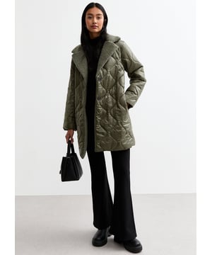 Mit der Khaki Quilted Belted Longline Jacket bleiben Sie mühelos stilvoll und komfortabel. Das gesteppte Design bietet Wärme und Textur, während der Gürtel in der Taille eine schmeichelhafte Form verleiht. Die Jacke eignet sich perfekt zum Überziehen an kühleren Tagen und kombiniert lässige Leichtigkeit mit einem kühnen, modernen Look.