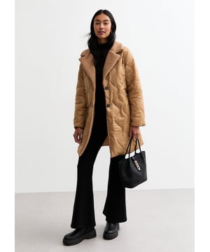 Mit der Camel Quilted Belted Longline Jacket bleiben Sie mühelos stilvoll und gemütlich. Das gesteppte Design bietet Wärme und Textur, während der Gürtel in der Taille eine schmeichelhafte Silhouette schafft. Die Jacke eignet sich perfekt zum Überziehen an kühleren Tagen und kombiniert Komfort mit einem gewagten, lässigen Look, der jedes Outfit aufwertet.