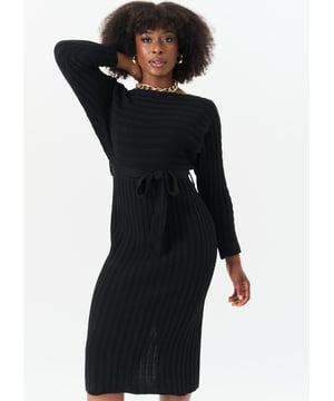 Dieses Midikleid aus schwarzem Fledermausflügel-Rippstrick mit Gürtel kombiniert Komfort mit einer gewagten Silhouette. Es ist aus weichem Rippstrick gefertigt und verfügt über dramatische Fledermausflügelärmel und einen schmeichelhaften Taillengürtel, der Ihre Form betont. Die Midi-Länge bietet einen vielseitigen Stil für Tag und Nacht und macht es zu einer mühelosen Wahl für einen lässigen und doch selbstbewussten Look.