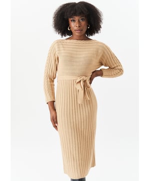 Dieses camelfarbene Fledermausflügel-Midikleid aus Rippstrick vereint mühelos Komfort und Stil. Die lockere Passform und der weiche Rippstrick sorgen für ganztägige Bequemlichkeit, während der Gürtel in der Taille für eine kühne, schmeichelhafte Silhouette sorgt. Perfekt für lässige Ausflüge oder gemütliche Tage, bringt dieses Kleid eine selbstbewusste, entspannte Stimmung in Ihre Garderobe.