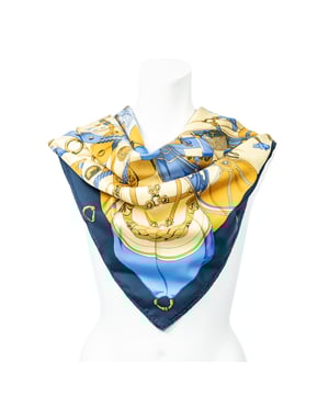 Hermès Accesorios Scarf  Bufanda en Azul marino/Amarillo/Oro Seda y None hardware. El producto esta en Perfectas Condiciones (AA).
  Dimensiones: 90 cm
    Tamaño: None 
  Accesorios incluidos: None
  
  BrandCo Paris encuentra artículos raros y en las mejores condiciones a precios increíbles. ¡Vale la pena tener paciencia! Compra con confianza: todos los artículos de BrandCo Paris son seleccionados y autenticados cuidadosamente por nuestro equipo de expertos.
  Todos los artículos vienen con un certificado de autenticidad y un embalaje entregado por BrandCo Paris.
  Tabla de clasificación de la condición del artículo
  N (como nuevo)
  AA (perfecto estado)
  A (excelente estado)
  AB (muy buen estado)
  B (bueno/regular)