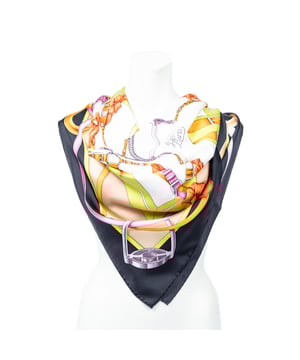 Hermès Accesorios Scarf  Bufanda en Negro/Naranja/Verde Seda y None hardware. El producto esta en Perfectas Condiciones (AA).
  Dimensiones: 90 cm
    Tamaño: None 
  Accesorios incluidos: None
  
  BrandCo Paris encuentra artículos raros y en las mejores condiciones a precios increíbles. ¡Vale la pena tener paciencia! Compra con confianza: todos los artículos de BrandCo Paris son seleccionados y autenticados cuidadosamente por nuestro equipo de expertos.
  Todos los artículos vienen con un certificado de autenticidad y un embalaje entregado por BrandCo Paris.
  Tabla de clasificación de la condición del artículo
  N (como nuevo)
  AA (perfecto estado)
  A (excelente estado)
  AB (muy buen estado)
  B (bueno/regular)