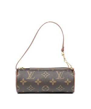 Louis Vuitton Accesorios Papillon Pouch  Bolsa en Marrón Lona recubierta y Latón dorado hardware. El producto esta en Excelentes Condiciones (A).
  Dimensiones: 15.5x6x6 cm 
  Accesorios incluidos: None
  Notas de la correa/asa: Ligera división en el extremo de la correa
  BrandCo Paris encuentra artículos raros y en las mejores condiciones a precios increíbles. ¡Vale la pena tener paciencia! Compra con confianza: todos los artículos de BrandCo Paris son seleccionados y autenticados cuidadosamente por nuestro equipo de expertos.
  Todos los artículos vienen con un certificado de autenticidad y un embalaje entregado por BrandCo Paris.
  Tabla de clasificación de la condición del artículo
  N (como nuevo)
  AA (perfecto estado)
  A (excelente estado)
  AB (muy buen estado)
  B (bueno/regular)