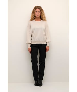 Dieser Strickpullover bietet eine lockere Passform, runden Halsausschnitt und lange, ballonförmige Ärmel. Dank weichem Material und Rippbündchen eignet er sich für vielseitige Stylings und bietet ein angenehmes Tragegefühl.  Schonwäsche 30°, Nicht bleichen, Nicht im Trockner trocknen, Liegend trocken im Schatten, Kalt bügeln max. 110° C, Trockenreinigung  70% Viskose,20% Nylon,10% Polyester