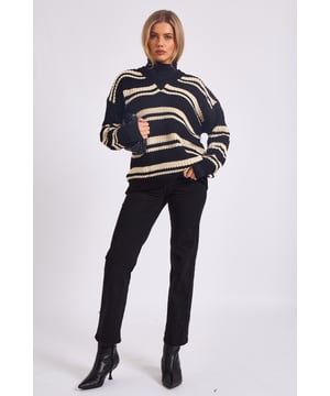 Aktualisieren Sie Ihre Garderobe mit unserem Mono Stripe Chunky Knit Jumper. Mit seinem stilvollen Design und seiner bequemen Passform ist dieser Pullover perfekt für jeden modebewussten Menschen. Halten Sie sich warm und setzen Sie gleichzeitig ein Statement mit diesem trendigen Stück.
