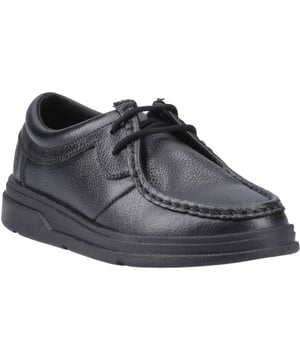 Das Ronan "Back To School" Schuhmodell verfügt über ein vollständiges Leder-Obermaterial und eine Schnürung für einen sicheren Halt. Dank gepolstertem Knöchelkragen und robuster Sohle wird dieser Schuh sicher den ganzen Schultag überdauern.