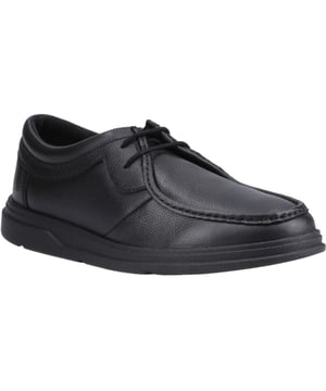 Das Ronan "Back To School" Schuhmodell verfügt über ein vollständiges Leder-Obermaterial und eine Schnürung für einen sicheren Halt. Dank gepolstertem Knöchelkragen und robuster Sohle wird dieser Schuh sicher den ganzen Schultag überdauern.