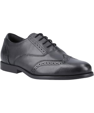 LEE is een eenvoudige derby-stijl met een blinde veter sluiting. Gedetailleerd met strakke perforatie en geschulpte randen, is dit paar jouw nieuwe favoriet voor werk, college of school. De buitenzool en toegevoegde padding zorgen voor extra comfort