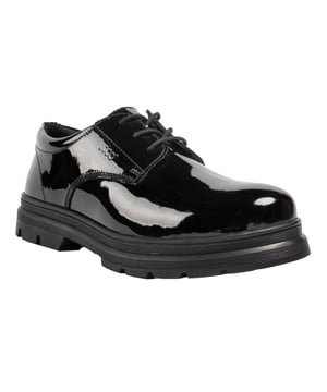 IRENE heeft een klassieke vetersluiting gecombineerd met een opvallende geprofileerde rubberen zool, voor een nette-casual schoen die helemaal modern is. Terug naar studeren, uitstapjes naar kantoor, maak kennis met je nieuwe favoriet. De IRENE is afgewerkt met een gewatteerde kraag voor comfort.