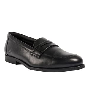 Deze alledaagse instappers zijn perfect voor je school, universiteit of werk. Gemaakt van hoogwaardig zwart leer, ISLAY heeft moc-toe details en een traditionele penny gleuf over de wreef. Afgewerkt met een flexibele en duurzame zool.