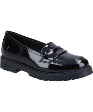 De Hazel Loafer maakt gemakkelijk aan en uit doen mogelijk en beschikt over ons unieke Custom Fit-systeem voor een stevige pasvorm. De gegroefde zool zorgt voor extra grip gedurende de hele schooldag. Afgewerkt met een laklaag voor die trendy uitstraling