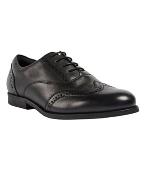 LEE is een eenvoudige derby-stijl met een blinde veter sluiting. Gedetailleerd met strakke perforatie en geschulpte randen, is dit paar jouw nieuwe favoriet voor werk, college of school. De buitenzool en toegevoegde padding zorgen voor extra comfort
