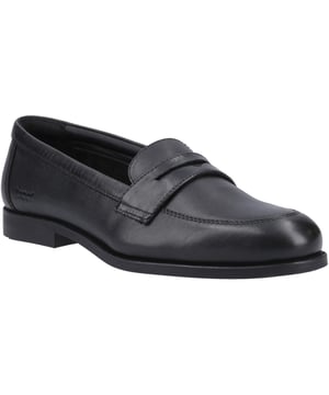 Deze alledaagse instappers zijn perfect voor je school, universiteit of werk. Gemaakt van hoogwaardig zwart leer, ISLAY heeft moc-toe details en een traditionele penny gleuf over de wreef. Afgewerkt met een flexibele en duurzame zool.
