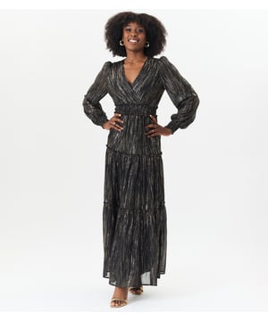 Dieses schwarze, gestufte Chiffon-Maxikleid aus Lurex kombiniert mühelosen Komfort mit einem gewagten, stilvollen Look. Der leichte Chiffon-Stoff mit dezentem Lurex-Schimmer verleiht dem Kleid einen Hauch von Glitzer, perfekt für besondere Anlässe. Das gestufte Design sorgt für eine schmeichelhafte Silhouette und lässt gleichzeitig viel Bewegungsfreiheit, was es zu einer idealen Wahl sowohl für legere als auch für elegante Anlässe macht.