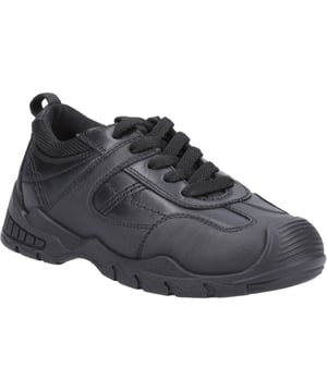 Dieser strapazierfähige und robuste Schulschuh verfügt über eine Zehen und Fersenschutzkappe für zusätzlichen Schutz vor Abschürfungen. Travis ist mit einer verstellbaren Schnürung und gepolstertem Kragen für zusätzlichen Komfort ausgestattet.