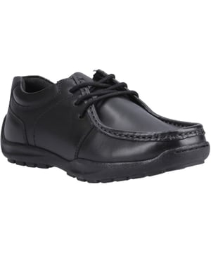 Met een kwalitatief leren bovenwerk heeft de Mackenzie School Shoe een verwijderbaar Bounce-voetbed en een zachte leren kraag voor de hele dag comfort, met vetersluiting voor een veilige pasvorm.
