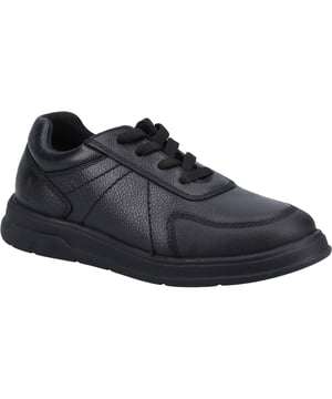 Aus einem Obermaterial aus geschmeidigem Leder gefertigt, verfügt der Robert Schuh über ein schlankes Keildesign und eine strapazierfähige Laufsohle, was ihn zum perfekten Schulschuh für aktive Kinder macht. Der dezente gepolsterte Kragen sorgt für einen bequemen Sitz.
