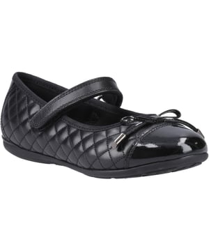 Een stijlvolle ballerina school schoen met een zacht leren bovenwerk, strikdetail, slijtvaste zool en gemakkelijke klittenbandsluiting