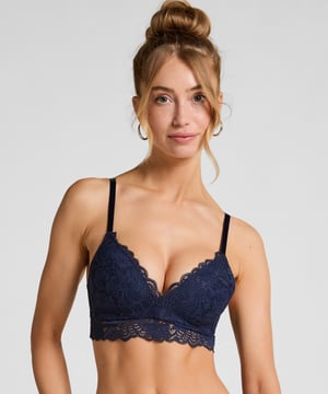 Voel je moeiteloos chique en comfortabel in onze Andrea bh. Met zijn gewatteerde cups versierd met delicaat kant biedt deze bralette de perfecte mix van ondersteuning en sensualiteit. De verstelbare bandjes zorgen voor een pasvorm op maat, terwijl de optie om ze aan elkaar te haken voor een racerback-stijl je look nog veelzijdiger maakt. Combineer hem met de bijpassende slip voor een afgestemd ensemble dat je zelfvertrouwen en stijl versterkt, waardoor je met gemak de dag doorkomt.