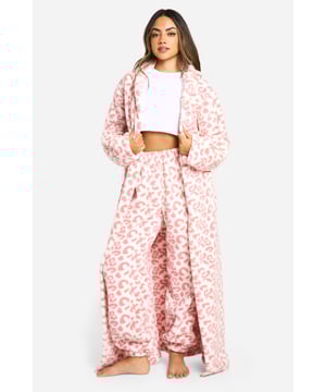Maxi-length fleece morgenmantel for ultimate comfort
        Eye-catching leopard print pattern throughout
        Cosy shawl collar for added warmth
        Long sleeves with turn-up cuffs
        Convenient side pockets and waist tie for a customised fit
    
    Wrap yourself in luxurious comfort with this striking Pinker Fleece Maxi-Morgenmantel. The bold leopard print design adds a touch of glamour to your nightwear collection, perfect for those who love to lounge in style. The soft fleece fabric ensures warmth and cosiness, making it ideal for chilly evenings or lazy weekend mornings. The maxi length provides full coverage, while the waist tie allows you to adjust the fit to your liking. Pair with your favourite pyjamas for a coordinated bedtime look, or throw it on over a nightie for an extra layer of warmth. Whether you're enjoying a cup of tea in the morning or settling in for a night of binge-watching, this morgenmantel is the ultimate companion for all your relaxation needs.