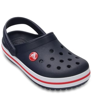Die Crocband Kollektion verfügt über eine ursprüngliche Croslite-Schaumkonstruktion für zuverlässigen gepolsterten Komfort, ein sportliches Design, das leicht anzuziehen und auszuziehen ist, sowie eine Vielzahl von energiereichen Farben und Grafikdesigns. Zeigen Sie Ihre Streifen!