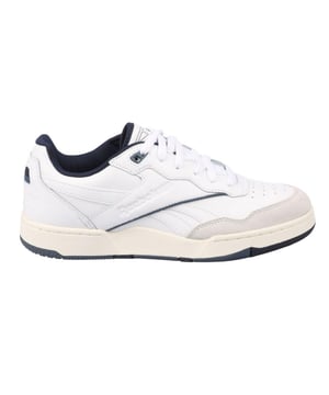 Obermaterial: Leder. Marke: Reebok. Futterstoff: Stoff. Einlegesohle: Synthetischer Stoff. Mittelsohle: Synthetischer Stoff. Laufsohle: Gummi. Ösen: 6. Atmungsaktiv, Gepolsterter Schaftrand. Absatz: Flach. niedrig geschnitten. Design: Kontrastfarbe, Logo. Zehenstil: Rund. Zum Schnüren.