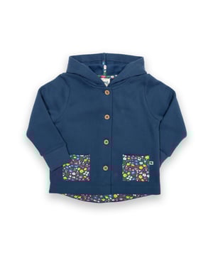 100% organic cotton | Proud to be certified to the Global Organic Textile Standard (GOTS) | Woodland all-over print | Navy blue | Brush back sweat fabric 3 ply (290-300 gsm) | Coconut button fastening | Woodland print front pockets | Long sleeved | Ribbed cuffs | Hood with woodland print tape | Drop back hem | Made in Turkey | Machine washable at 40 degrees, or at 30 degrees to be kinder to the planet