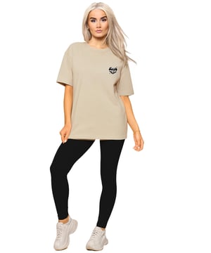Enzo Damen Oversize-T-Shirt & Leggings-Set. Leichtes T-Shirt mit Rundhalsausschnitt und Enzo Milano Puffprint vorne und hinten. High-Waist-Leggings aus ultraweichem Material mit perfektem Sitz und tonal passendem Puffprint hinten. Bequem, vielseitig, stylisch.