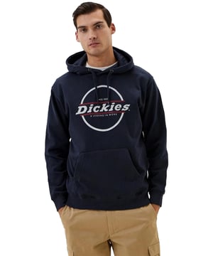 Die Towson Graphic Hood ist für Wärme, Komfort und alltäglichen Workwear-Stil gemacht. Sie eignet sich für kühlere Tage in der Werkstatt und verfügt über eine kuschelige Kapuze, eine praktische Kängurutasche und einen auffälligen Dickies-Markenaufdruck auf der Brust für ein unverwechselbares Finish.