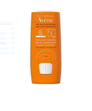 Die Avène SOLAIRE HAUTE PROTECTION SPF50+ ist ein spezieller Sonnenschutzstick für empfindliche Hautstellen wie Ohren, Nase, Lippen, Narben oder andere empfindliche Bereiche. Diese Formel verfügt über ein stabil gehaltenes Filtersystem, das sowohl UVB- als auch UVA-Strahlen umfassend schützt. Ein Antioxidanskomplex, der Prä-Tocopherol und Thialidin enthält, bietet zudem einen ganzheitlichen Zellschutz gegen oxidative Belastungen. Dank des praktischen Stick-Formats lässt sich die Anwendung gezielt auf bestimmten Gesichtszonen oder am Körper durchführen. Die leichte, nicht fettende Textur und der transparente Effekt sorgen dafür, dass Sie das Produkt kaum spüren und vergessen können, dass es aufgetragen ist.