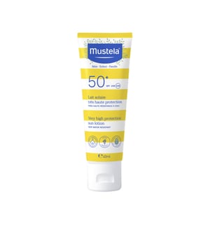 Die Sonnencreme mit einem sehr hohen Lichtschutzfaktor von über 50 und BIO-Avocado sorgt für umfassenden Schutz der Haut der ganzen Familie ab dem Neugeborenenalter* vor UVA- und UVB-Strahlung. Sie ist geeignet für atopische Haut sowie für schwangere Frauen. Mustela’s Sonnenmilch lässt sich mühelos auftragen und ist sowohl wasser- als auch sandresistent, weshalb sie perfekt für Babys und Kinder ist. Die Verpackung besteht zu 33 % aus recyceltem Material und ist ebenfalls recyclebar. Vorteile: Mit ausgewählten biologischen Schutzfiltern und hoher Verträglichkeit. Die UV-Filter erfüllen die Anforderungen der hawaiianischen Gesetze, die dem Schutz der Korallen dienen. Avocado Perseose®, unser patentierter Inhaltsstoff, stärkt die Hautbarriere und bewahrt das Zellkapital der empfindlichen Babyhaut. Das enthaltene Avocadoöl unterstützt die Wiederherstellung und den Schutz des Hydrolipidfilms der Haut. In Kombination mit den antioxidativen Eigenschaften von Vitamin E bietet es zusätzlichen Zellschutz, stärkt die natürlichen Abwehrkräfte der Haut und schützt vor sonnenbedingten Schäden. Ohne Duftstoffe. *Für Babys, die aus der Neonatologie entlassen werden, bei unvermeidbarem Sonnenkontakt.