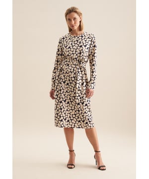 Vervollständigt Ihr Outfit und darf in keiner Garderobe fehlen: Dieses Midi-Kleid aus der "The Essentials" Kollektion von Seidensticker überzeugt durch modischen Schnitt. Es kann im Büro getragen werden. Popeline wird mit hoher Dichte gewebt und ergibt daher ein besonders widerstandsfähiges Material. In Kombination mit 100% Viskose ist es perfekt für pflegeleichte Business-Outfits. In moderner Passform liegt das Kleid leger und weniger eng an und schafft so optimalen Tragekomfort. Das schicke Druck-Muster ist eine stilvolle Ergänzung. Mit diesem stilvollen Kleid wird jeder Look zu einem absoluten Blickfang. Bei diesem Langarm-Kleid werden Stil und Eleganz hervorgehoben. Besonders herausgearbeitet wird der smarte Charakter durch einen Rundhals-Ausschnitt. Edle Perlmuttknöpfe überzeugen als diskrete Details.