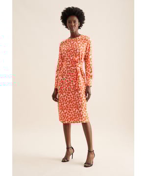 Vervollständigt Ihr Outfit und darf in keiner Garderobe fehlen: Dieses Midi-Kleid aus der "The Essentials" Kollektion von Seidensticker überzeugt durch modischen Schnitt. Es kann im Büro getragen werden. Popeline wird mit hoher Dichte gewebt und ergibt daher ein besonders widerstandsfähiges Material. In Kombination mit 100% Viskose ist es perfekt für pflegeleichte Business-Outfits. In moderner Passform liegt das Kleid leger und weniger eng an und schafft so optimalen Tragekomfort. Das schicke Druck-Muster ist eine stilvolle Ergänzung. Mit diesem stilvollen Kleid wird jeder Look zu einem absoluten Blickfang. Bei diesem Langarm-Kleid werden Stil und Eleganz hervorgehoben. Besonders herausgearbeitet wird der smarte Charakter durch einen Rundhals-Ausschnitt. Edle Perlmuttknöpfe überzeugen als diskrete Details.