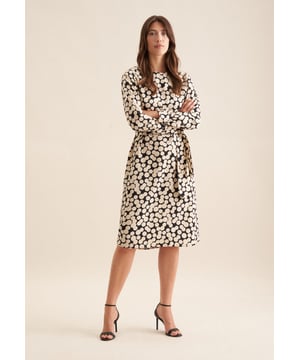 Vervollständigt Ihr Outfit und darf in keiner Garderobe fehlen: Dieses Midi-Kleid aus der "The Essentials" Kollektion von Seidensticker überzeugt durch modischen Schnitt. Es kann im Büro getragen werden. Popeline wird mit hoher Dichte gewebt und ergibt daher ein besonders widerstandsfähiges Material. In Kombination mit 100% Viskose ist es perfekt für pflegeleichte Business-Outfits. In moderner Passform liegt das Kleid leger und weniger eng an und schafft so optimalen Tragekomfort. Das schicke Druck-Muster ist eine stilvolle Ergänzung. Mit diesem stilvollen Kleid wird jeder Look zu einem absoluten Blickfang. Bei diesem Langarm-Kleid werden Stil und Eleganz hervorgehoben. Besonders herausgearbeitet wird der smarte Charakter durch einen Rundhals-Ausschnitt. Edle Perlmuttknöpfe überzeugen als diskrete Details.