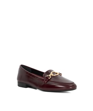 Add Gladia to your at-home footwear collection this season. Crafted from premium leather and shaped with a flattering almond toe, these elegant loafers strike the perfect balance between comfort and sophistication. Finished with a timeless gold-tone metal trim, they effortlessly elevate everything from relaxed weekday looks to polished weekend plans. Whether you're lounging at home or stepping out, Gladia adds a refined finishing touch to your wardrobe.