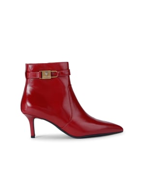 This Kurt Geiger Brixton Ankle Boot is crafted from a wine patent leather. The toe is pointed and the heel is in a kitten style. Heel height: 7cm.