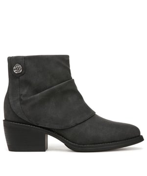Dames Blowfish Malibu Riley Cuff Enkellaarsjes in zwart. Stap de herfst in met de Blowfish Riley Cuffed Western Bootie voor dames.- Bovenwerk van imitatiesuède.- Amandelvormige teen.- Ritssluiting aan de binnenkant.- Details van stof met plooien en ruches.- Gewatteerde binnenzool en zachte voering.- Blokhak in Western-stijl.- Hakhoogte ongeveer 2 inch- Veganistisch- Synthetisch bovenwerk Synthetische voering Synthetische zool.- Ref: J2177S2001Maten zijn bedoeld als richtlijn.