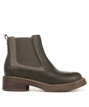 Dames Blowfish Malibu Vera Chelsea Boots in olive.Rock de Chelsea boot trend met de Vera van Blowfish Malibu. De Vera heeft een elastisch paneel aan de zijkant en een ritssluiting aan de binnenkant voor gemakkelijk aan- en uittrekken.- Bovenwerk van imitatieleer.- Ronde teen.- Ritssluiting aan de binnenkant voor gemakkelijk aan- en uittrekken.- Elastische zijpanelen.- Lage blokhak.- Schachthoogte ca. 4,5 inch- Schachtomtrek ca. 10 inch- Hakhoogte ca. 1,5 inch- Veganistisch- Synthetisch en textielen bovenwerk Textielen voering Synthetische zool.- Ref: J1739M1300De maten zijn bedoeld als richtlijn.
