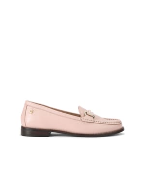 The Carvela Snap is a slip on loafer crafted from a pale pink leather. The gold tone horse bit detail sits across the toe of the shoe. There is a small gold tone Icon C at the outer heel.