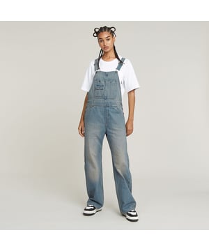 Suspender buckles, adjustable. Chest pocket at the bib, snap buttons. Flap pocket on top of chest pocket, snap button. Inset pockets, back pockets. Shank buttons at the sides. Button closure. Mid waist. Overall Bowey 3D Loose combines shank buttons at the side with suspender shoulder straps for an easy entrance. A chest pocket is placed at the bib, where an addition flap pocket is added. Aside inset pockets this loose fit dungaree also offers back pockets. 100% Regenerative cotton. Rigid. Loose