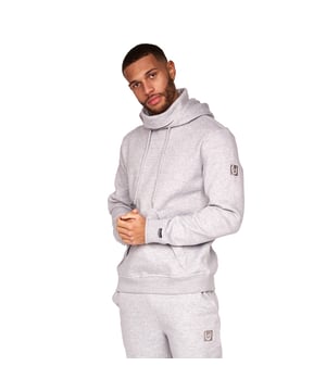 Materiaal: 60% biologisch katoen, 40% polyester. Ontwerp: Geborduurd. Kapkenmerken: Trekkoord, Gegroeid op de kap. Hem: Aangepast. Manchet: Gemonteerd. Halslijn: Kapitein. Mouwtype: Met lange mouwen. Snoodkraag, Geweven manchetlipje. Zakken: 1 kangoeroezak, klepsluiting. Bevestiging: Trek aan de achterkant. Duurzaamheid: Gemaakt van gerecycled materiaal.