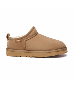 Botas Mini EVERAU – Comodidad Sin Esfuerzo en un Estilo Atemporal  
Inspiradas en la silueta clásica, las Botas Mini EVERAU presentan un diseño de tobillo ligeramente más bajo, lo que las hace fáciles de poner y quitar, ¡ideales para el uso diario y un estilo sin esfuerzo! Perfectas para aquellos que valoran la conveniencia sin comprometer la calidez ni la calidad.  
Fabricadas con un exterior de gamuza premium y completamente forradas con densa y suave lana de oveja, estas botas ofrecen una excepcional aislación y transpirabilidad. La suela de doble capa de EVA brinda comodidad y tracción, lo que las hace perfectas para su uso en interiores y exteriores.  
Ya sea que estés haciendo mandados, relajándote en casa o saliendo a tomar un café casual, estas botas mini ofrecen calidez durante todo el día y una durabilidad confiable.  
Características Clave:

- Silueta de Corte Bajo: Fácil de poner, ofreciendo mayor comodidad y conveniencia.  
- Exterior de Gamuza de Vaca Premium: Suave, duradero y diseñado para durar.  
- Forro y Plantilla de Lana de Oveja: Proporciona calidez lujosa y rendimiento de absorción de humedad.  
- Suela de EVA Soporte: Ligera, antideslizante y de doble capa para un mayor acolchado.  
- Detalle de Piel Verdadera: Hecho con lana de oveja real, teñida y tratada para suavidad y longevidad.  
- Estilo Atemporal para el Uso Diario: Combina sin esfuerzo con ropa de hogar, jeans o atuendos casuales.  
- Ideal para Uso Todo el Día: Comodidad se une a funcionalidad para el otoño y el invierno.  

Materiales:

- Exterior: Gamuza de Vaca  
- Forro: Lana de Oveja  
- Plantilla: Lana de Oveja  
- Suela: EVA