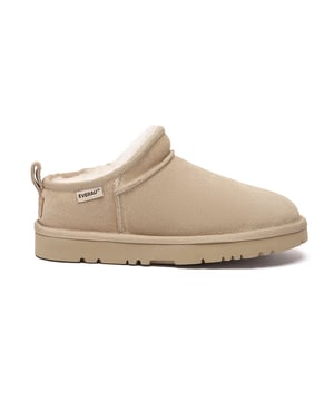 Botas Mini EVERAU – Comodidad sin esfuerzo en un estilo atemporal  
Inspiradas en la silueta clásica, las Botas Mini EVERAU cuentan con un diseño de tobillo ligeramente más bajo, lo que las hace fáciles de poner y quitar—ideales para el uso diario y un estilo sin esfuerzo. Perfectas para aquellos que valoran la conveniencia sin comprometer el calor o la calidad.  
Elaboradas con una parte superior de gamuza premium y completamente forradas con densa y suave lana de oveja, estas botas ofrecen una excepcional aislación y transpirabilidad. La suela exterior de EVA de doble capa y soporte proporciona tanto comodidad como tracción, lo que las hace perfectas para uso en interiores y exteriores.  
Ya sea que estés haciendo recados, relajándote en casa o saliendo a tomar un café casual, estas botas mini ofrecen calor durante todo el día y durabilidad confiable.  
Características Clave:

- Silueta de Corte Bajo: Fáciles de poner, ofreciendo conveniencia y comodidad adicionales.  
- Parte Superior de Gamuza de Vaca Premium: Suave, duradera y diseñada para durar.  
- Forro y Plantilla de Lana de Oveja: Proporciona cálido confort y rendimiento que maneja la humedad.  
- Suela de EVA Soportada: Ligera, antideslizante y de doble capa para una mayor amortiguación.  
- Detalle de Piel Auténtica: Hechas con lana de oveja real, teñida y tratada para suavidad y longevidad.  
- Estilo Atemporal para el Uso Diario: Combina sin esfuerzo con ropa de descanso, jeans o atuendos casuales.  
- Ideal para Uso Todo el Día: Comodidad se encuentra con funcionalidad para el otoño y el invierno.  

Materiales:

- Parte Superior: Gamuza de Vaca  
- Forro: Lana de Oveja  
- Plantilla: Lana de Oveja  
- Suela: EVA  