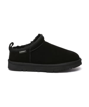 Botas Mini EVERAU - Comodidad Sin Esfuerzo en un Estilo Atemporal  
Inspiradas en la silueta clásica, las Botas Mini EVERAU presentan un diseño de tobillo ligeramente más bajo, lo que las hace fácil de poner y quitar; ideales para el uso diario y un estilo sin esfuerzo. Perfectas para quienes valoran la comodidad sin comprometer el calor o la calidad.  
Elaboradas con una parte superior de gamuza premium y completamente forradas con densa y suave lana de oveja, estas botas ofrecen una excepcional aislación y transpirabilidad. La suela exterior de doble capa de EVA brinda tanto comodidad como tracción, haciéndolas perfectas para uso en interiores y exteriores.  
Ya sea que estés haciendo mandados, relajándote en casa o saliendo a tomar un café casual, estas botas mini ofrecen calidez durante todo el día y durabilidad confiable.  
Características Clave:  

- Silueta de Corte Bajo: Fácil de poner, ofreciendo mayor comodidad y conveniencia.  
- Parte Superior de Gamuza de Vaca Premium: Suave, duradera y diseñada para durar.  
- Forro y Plantilla de Lana de Oveja: Proporciona calidez suave y rendimiento que absorbe la humedad.  
- Suela de EVA con Soporte: Ligera, antideslizante, y de doble capa para mayor amortiguación.  
- Detalle de Piel Verdadera: Hecho con lana de oveja real, teñida y tratada para suavidad y longevidad.  
- Estilo Atemporal para el Uso Diario: Combina fácilmente con ropa de estar en casa, jeans o atuendos casuales.  
- Ideal para Llevar Todo el Día: Comodidad y funcionalidad para otoño e invierno.  

Materiales:  

- Parte Superior: Gamuza de Vaca  
- Forro: Lana de Oveja  
- Plantilla: Lana de Oveja  
- Suela: EVA  