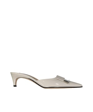 Zusammensetzung: 100% Kalbsleder  

Innen: Leder  
Decksohle: Leder  
Sohle: Leder  
Spitze: Spitz  
Lackleder-Effekt  
Marken-Innensohle  
Absatz: 5 cm  
Offene Ferse  
Schlüpf-Design  
Hochwertige Metallverzierung mit Logo  
Hergestellt in Italien  
Geschlecht: FRAUEN  
Produktcode: A80151MVIVO1_1965  
Code: SHO SE 2 ML SS25 13345  