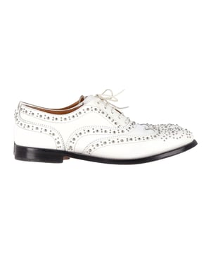 Empfohlener Verkaufspreis
Erweitern Sie Ihre Schuhsammlung mit den Church's Studded Brogues aus weißem Leder – einer luxuriösen und glamourösen Variante der klassischen Brogues. Die Nietenverzierung verleiht dem Schuh einen Hauch von Opulenz und Einzigartigkeit, während die weiße Lederkonstruktion diesem zeitlosen Stil eine moderne und zeitgemäße Note verleiht. Perfekt für eine Party oder einen besonderen Anlass – diese Brogues setzen garantiert ein Statement und hinterlassen einen bleibenden Eindruck.

Mit Box.

Church's Studded Brogues aus weißem Leder
Farbe: Weiß
Material: Leder
Zustand: sehr gut
Größe: EU 39,5
Gebrauchsspuren: leichte Abnutzung an der Sohle
Artikelnummer: 358280 / NAPPUGBSH358280W