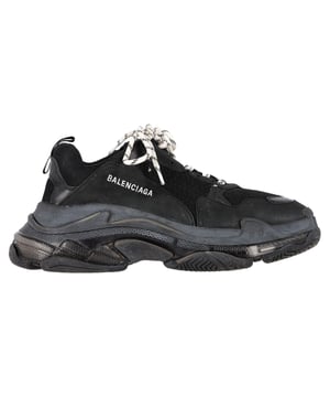 Empfohlener Verkaufspreis
Setzen Sie ein starkes Statement mit den Balenciaga Triple S Clear Sole Sneakers aus schwarzem Polyester. Das ikonische Lagen-Sohlendesign sorgt für maximale Wirkung. Diese trendigen Sneaker vereinen sportlichen Stil mit hochwertigem Streetwear-Style und bieten Komfort und Stil. **Styling-Tipp:** Kombinieren Sie sie mit schmal zulaufenden Cargohosen und einem Oversize-Hoodie für einen eleganten, urbanen Look, der alle Blicke auf sich zieht.

Balenciaga Triple S Clear Sole Sneakers aus schwarzem Polyester

Zustand: Ausgezeichnet
Gebrauchsspuren: Keine sichtbaren Gebrauchsspuren. Keine Flecken an der Innensohle. Unbenutzt oder einmal getragen, aber so gut wie neu. Sehr leichte Flecken an der Sohle.
Verpackung: Keine
Farbe: Schwarz
Material: Polyester
Größe: EU | 43
Maße: Absatzhöhe: 70; Innensohlenlänge: 350
Artikelnummer: BAPUGBSH530057M