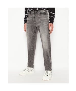 Five-pocket stijl.Rits- en knoopsluiting.Normale taille met lussen.Microvezel logo jacron.Metalen adelaar logoplaatje op de achterkant.Regular fit.